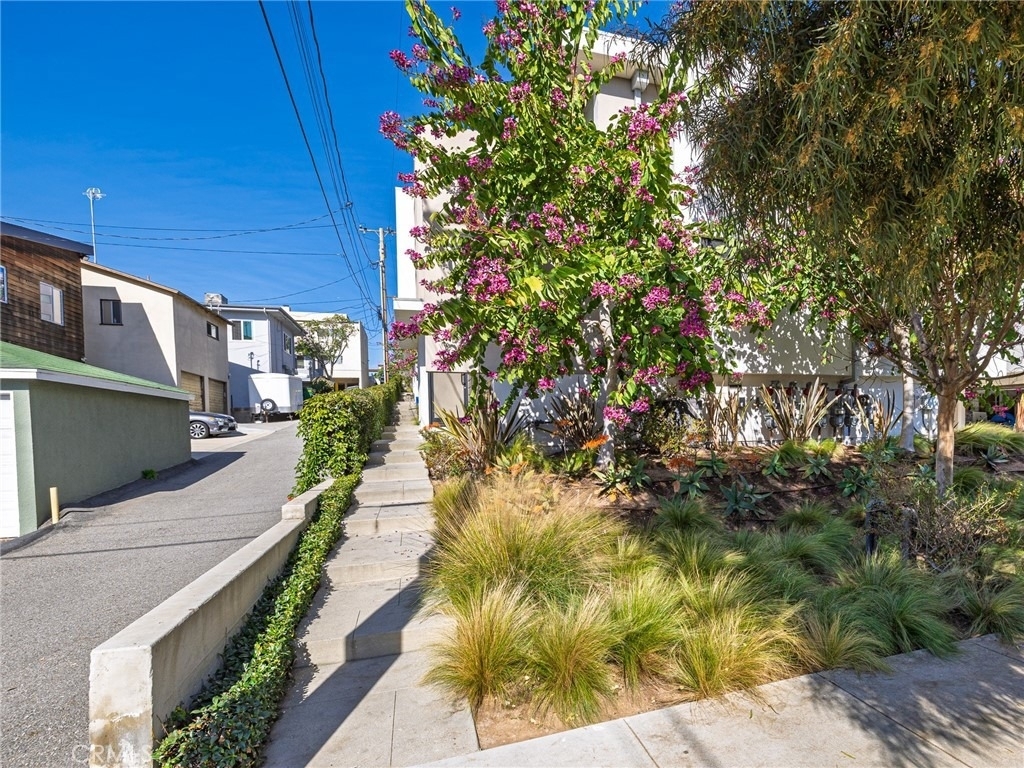 121 E Walnut - Photo 1