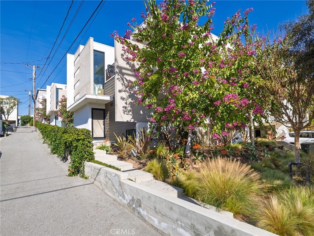 121 E Walnut - Photo 2