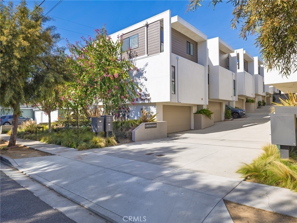 121 E Walnut - Photo 0