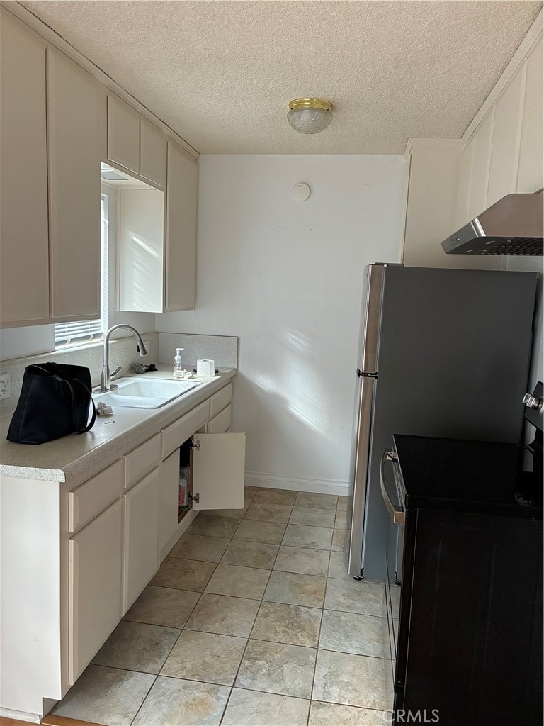1525 E 2nd Street - Photo 2