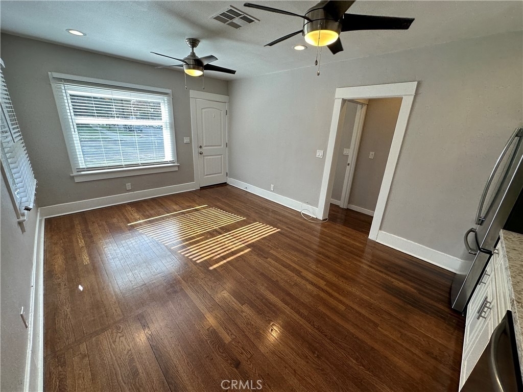633 W Maple Avenue - Photo 11
