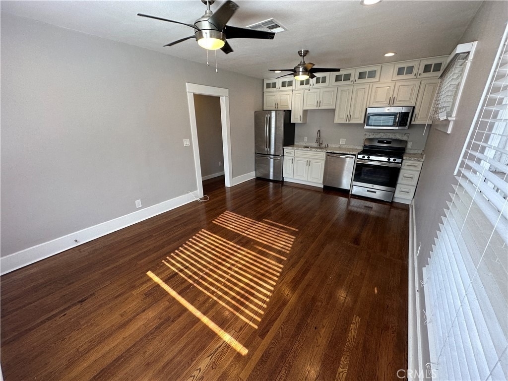 633 W Maple Avenue - Photo 8