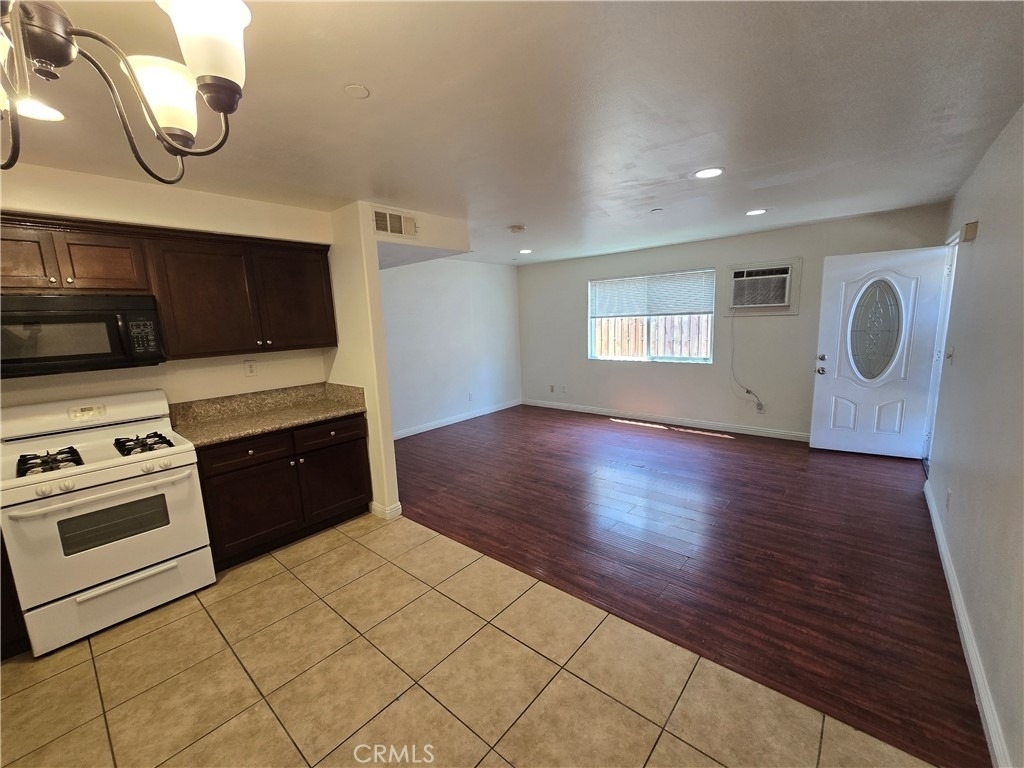 10218 S San Pedro - Photo 2
