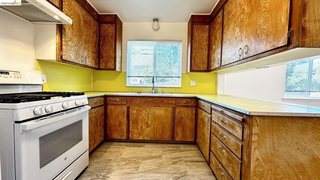 1180 Bayview Ave - Photo 2