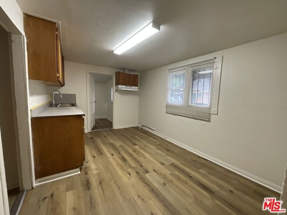 828 E 6th Street - Photo 5