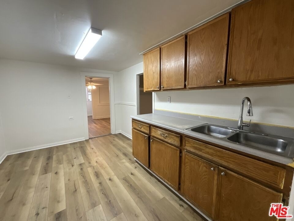 828 E 6th Street - Photo 3