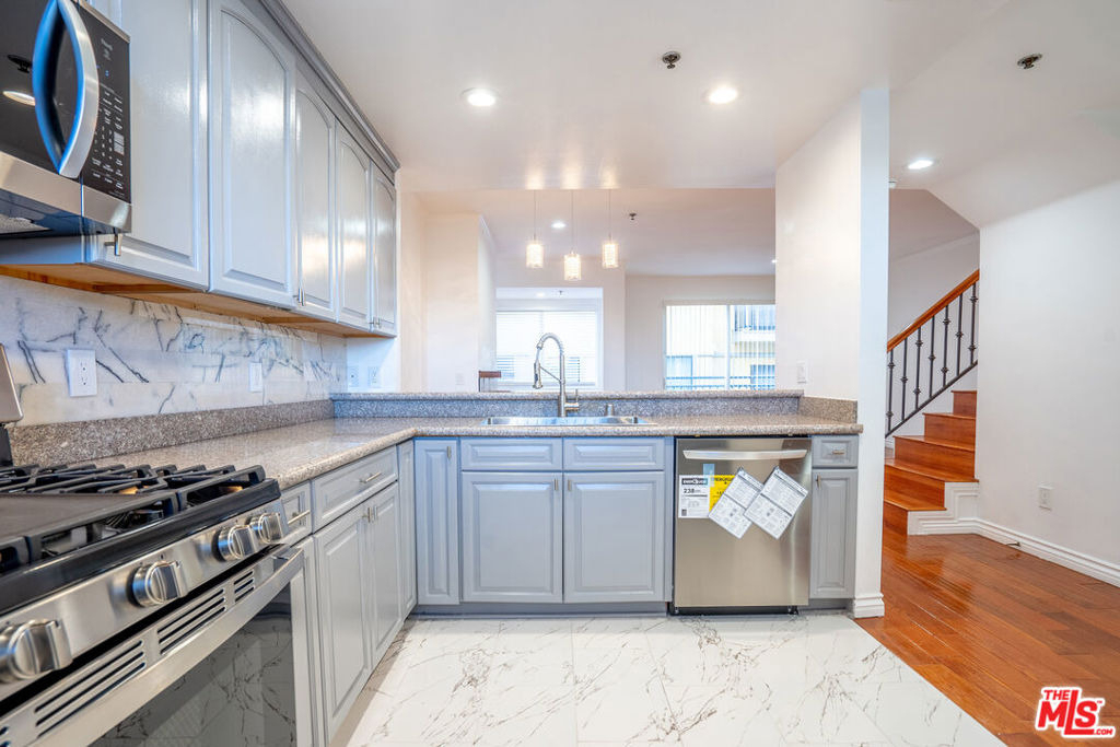1030 S Norton Avenue - Photo 2