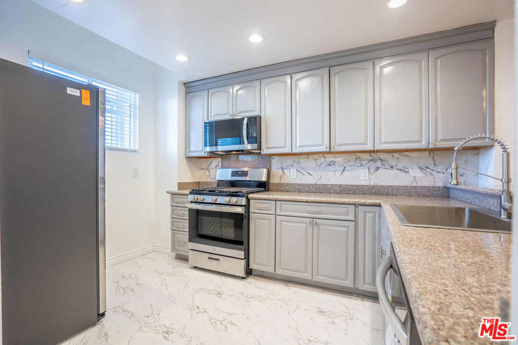1030 S Norton Avenue - Photo 3