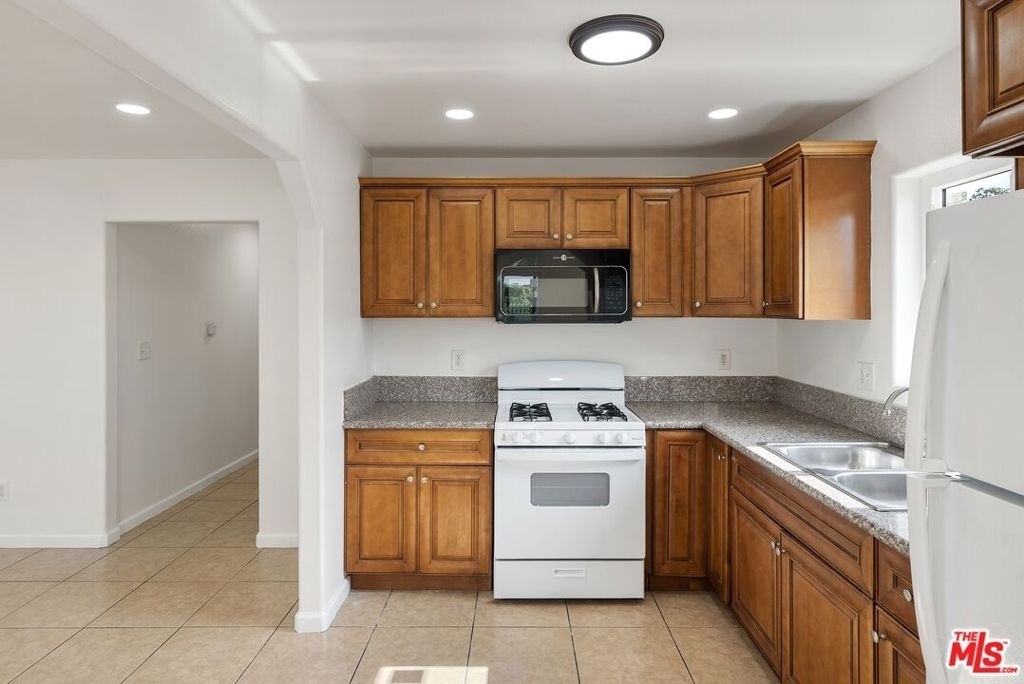 145 E Gage Avenue - Photo 9