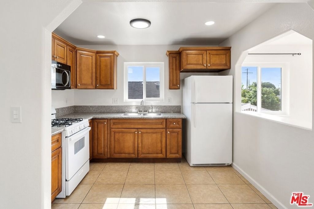 145 E Gage Avenue - Photo 7