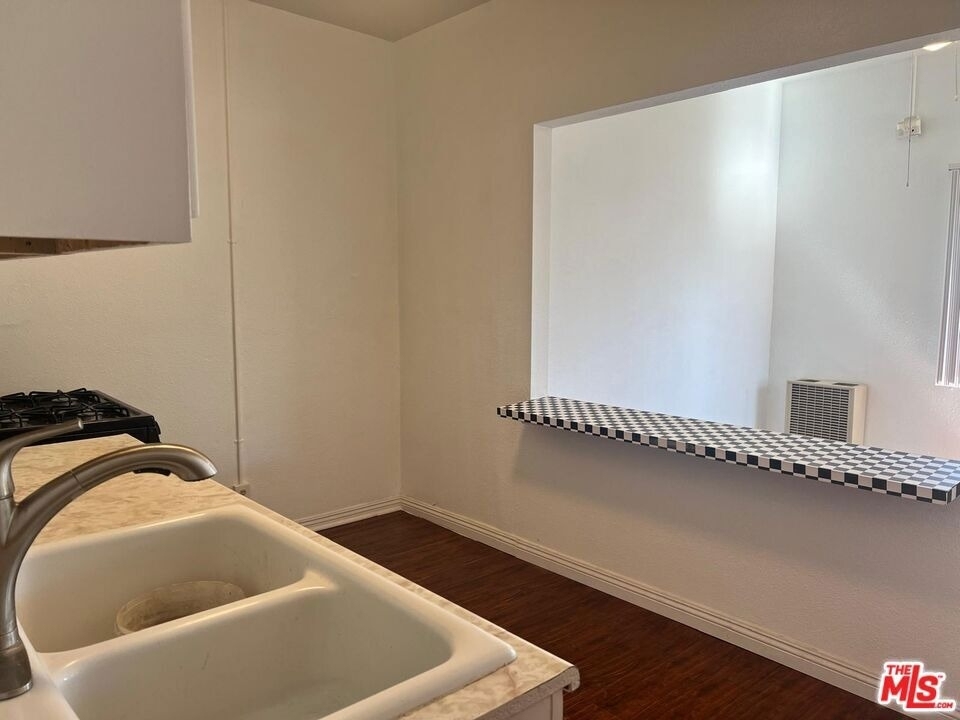 110 S Soto Street - Photo 6
