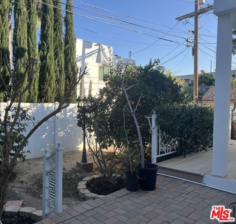 4626 Noble Avenue - Photo 6