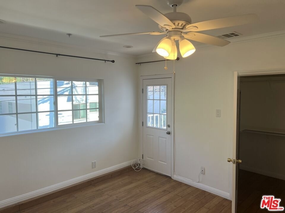 4626 Noble Avenue - Photo 12