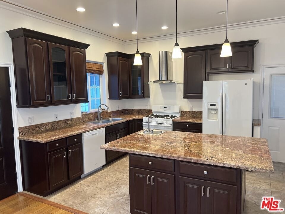 4626 Noble Avenue - Photo 3