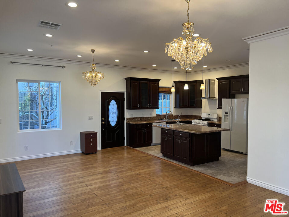 4626 Noble Avenue - Photo 0