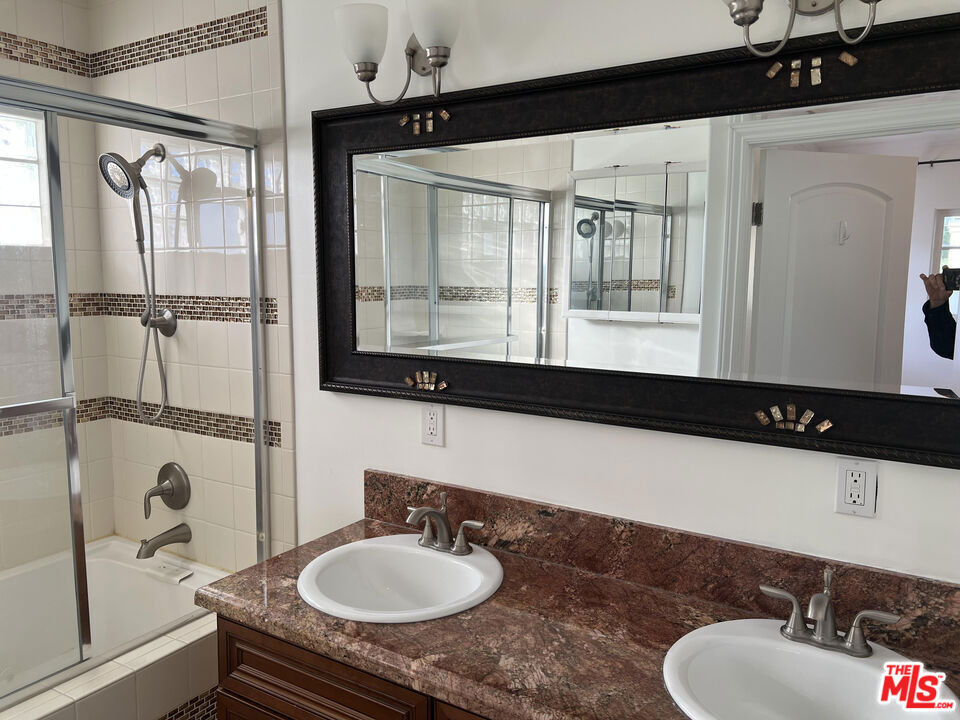 4626 Noble Avenue - Photo 7
