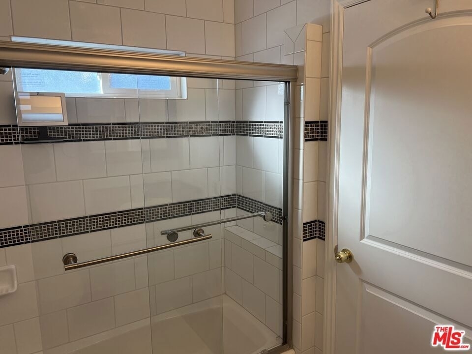 4626 Noble Avenue - Photo 8