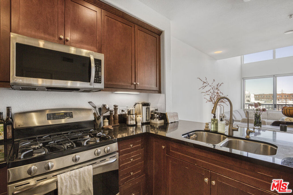 629 Traction Avenue - Photo 2