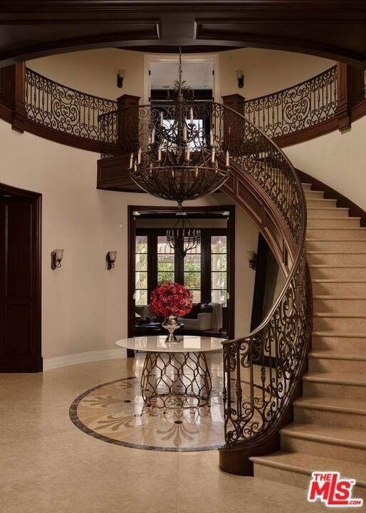 614 N Palm Drive - Photo 2