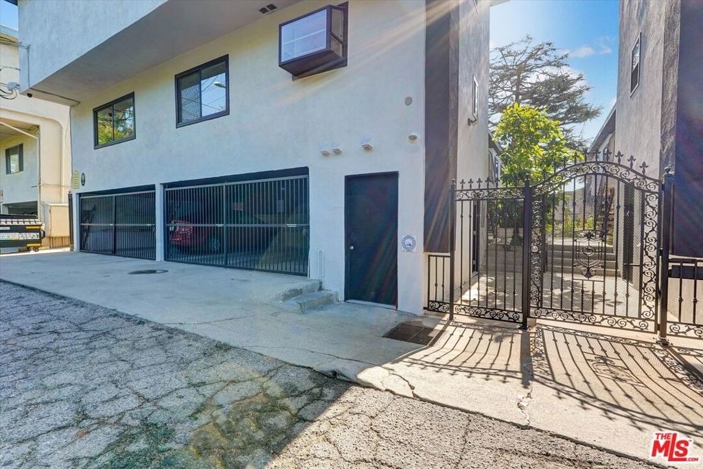 5726 Woodman Avenue - Photo 9