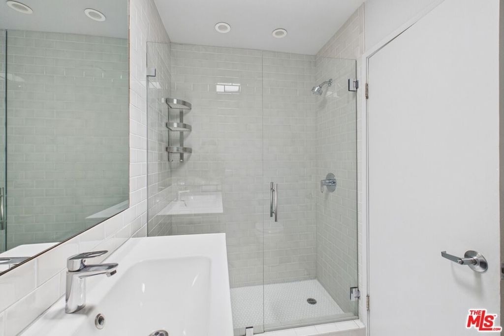 888 Hilgard Avenue - Photo 9