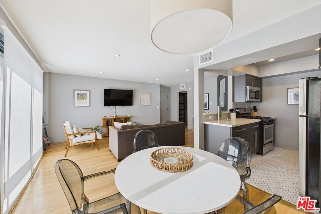 888 Hilgard Avenue - Photo 3