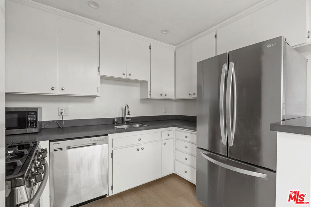10 19th Avenue - Photo 9