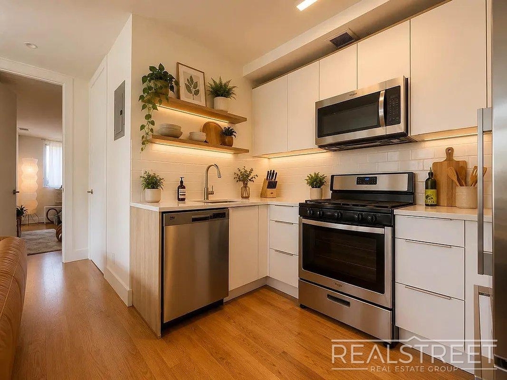 109 Winthrop St - Photo 3