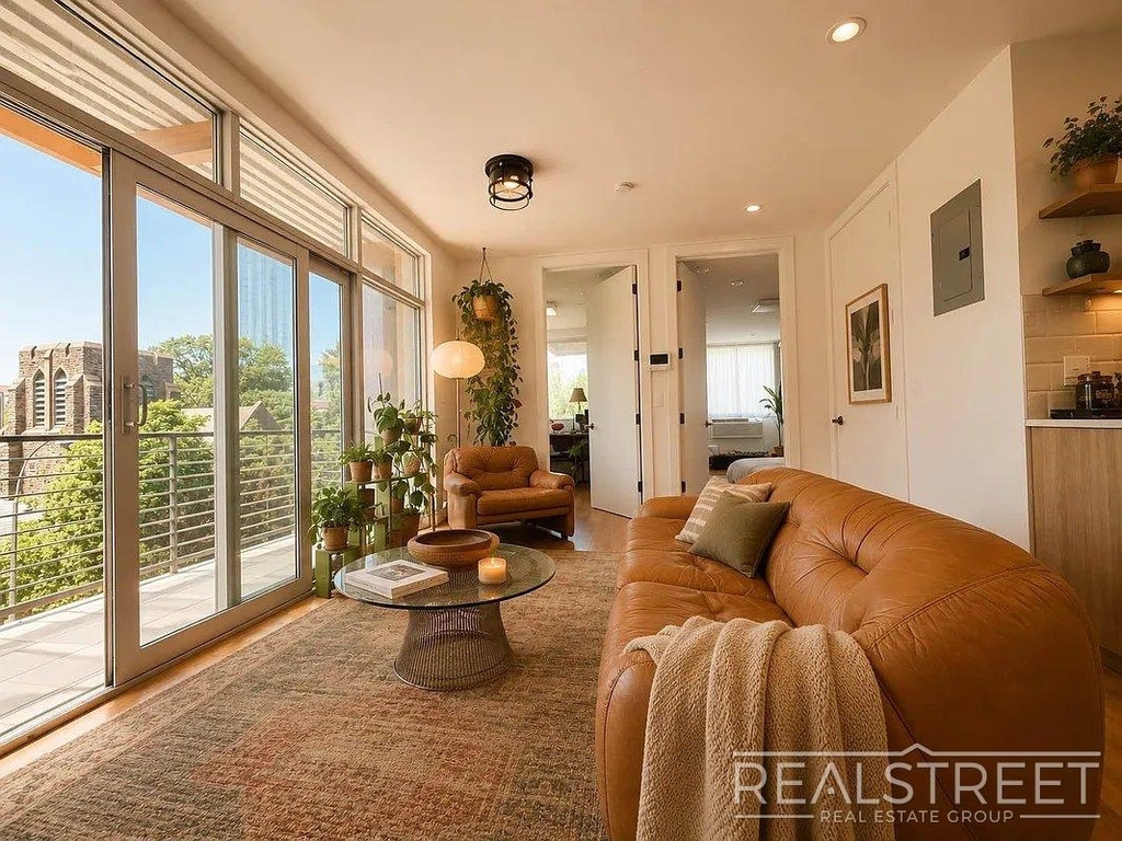 109 Winthrop St - Photo 2