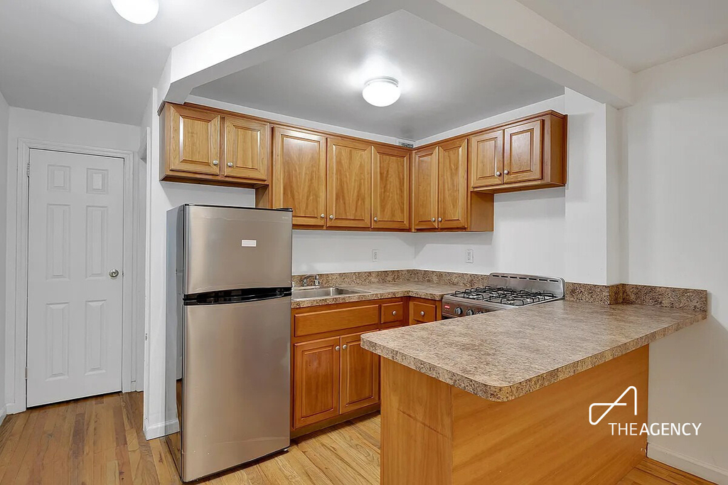 242 W 21st Street - Photo 4