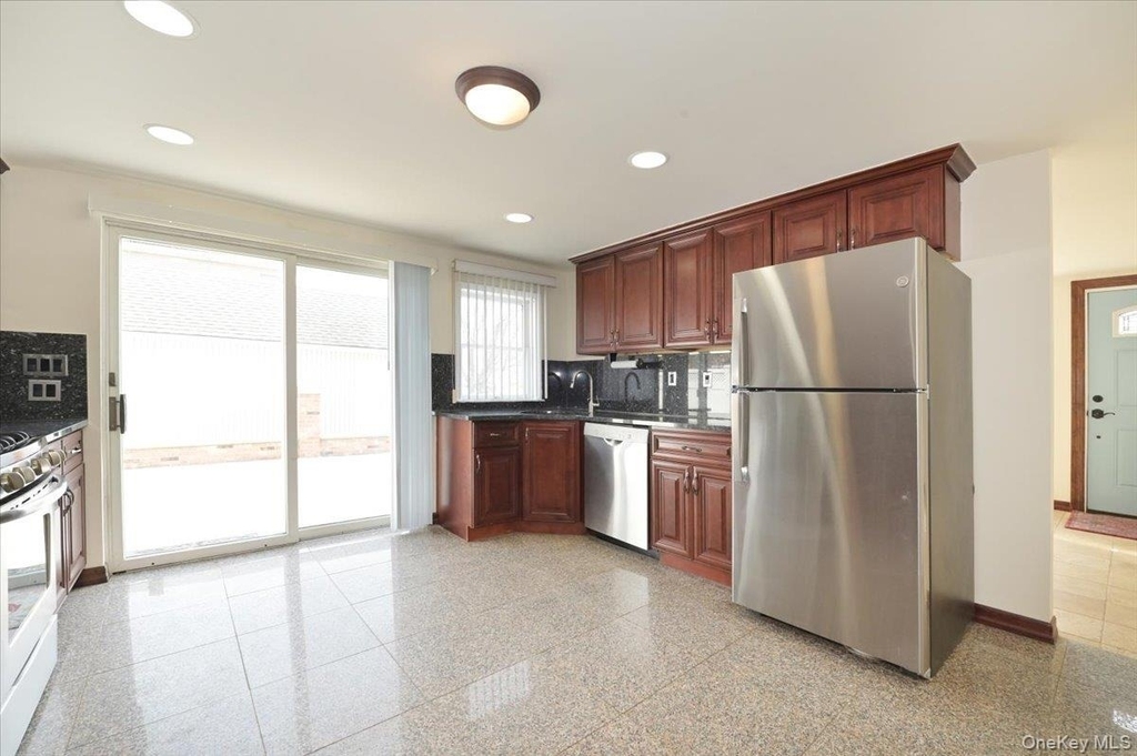 9 Cabot Rd W - Photo 16