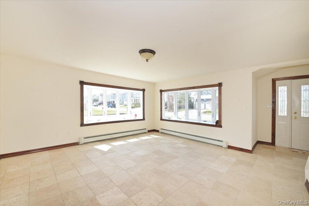9 Cabot Rd W - Photo 8