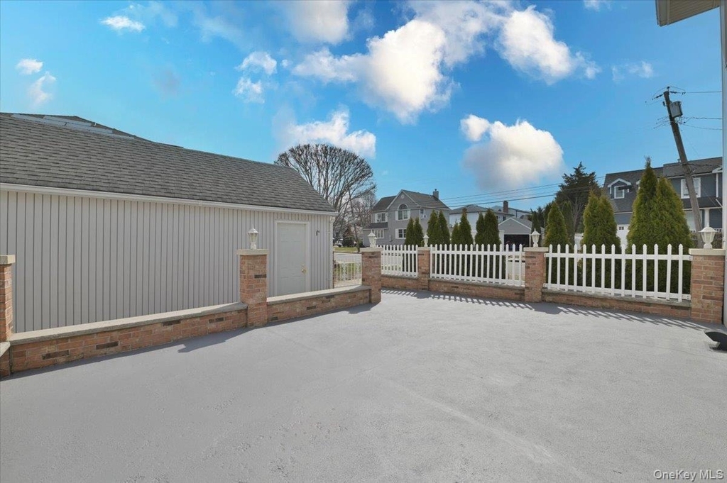9 Cabot Rd W - Photo 28