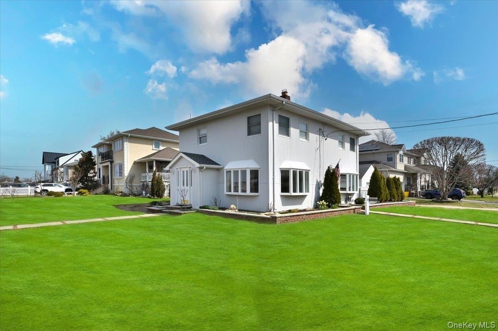 9 Cabot Rd W - Photo 2