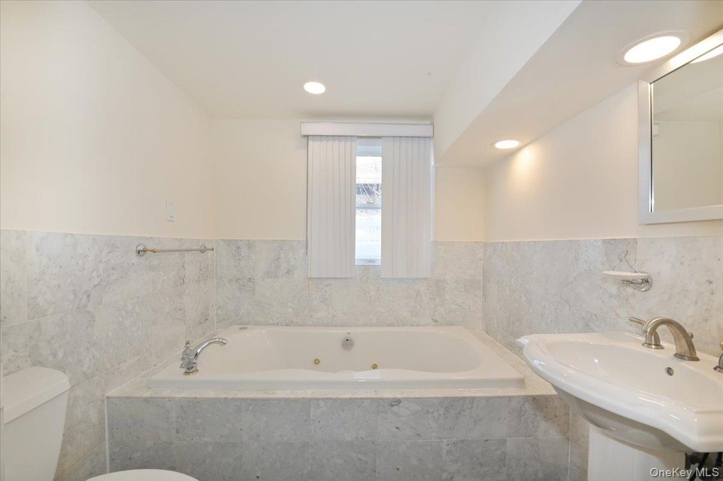 9 Cabot Rd W - Photo 18