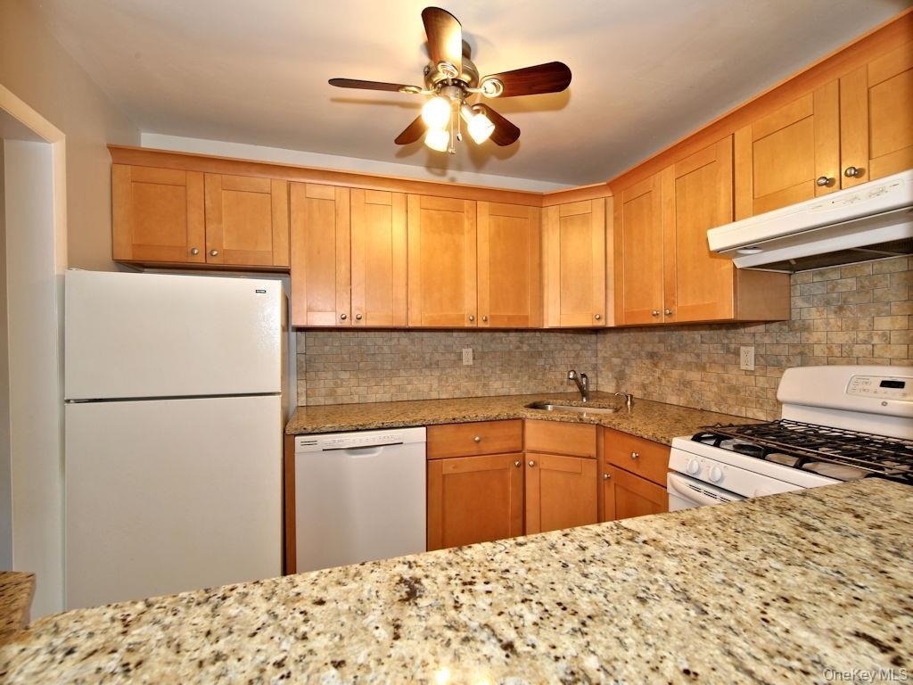 419 Tompkins Avenue - Photo 2