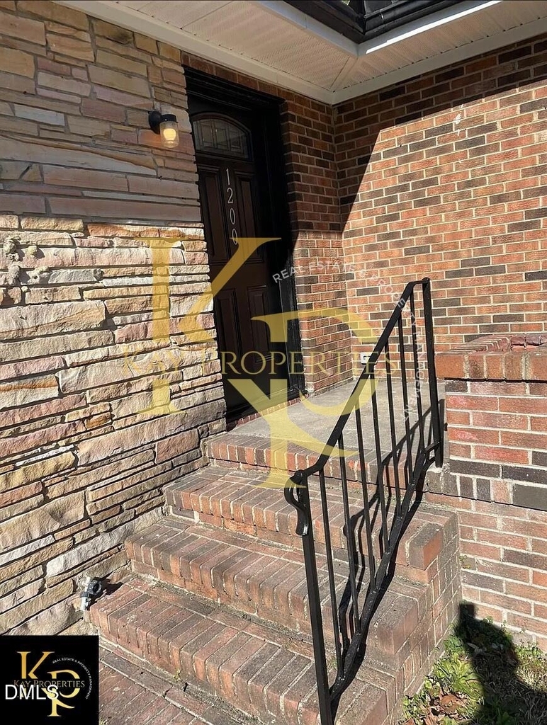 1200 E Holly Street - Photo 2