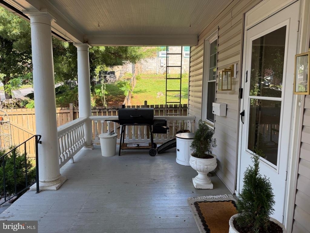 422 Clifford Street W - Photo 2