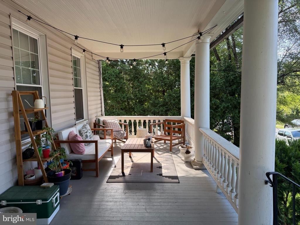 422 Clifford Street W - Photo 1