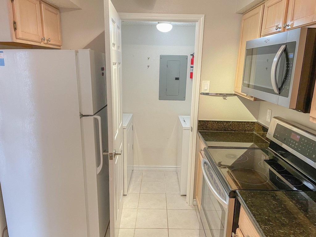 1524 Lincoln Way - Photo 3