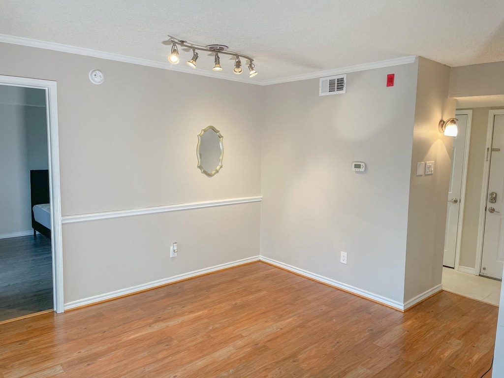 1524 Lincoln Way - Photo 4
