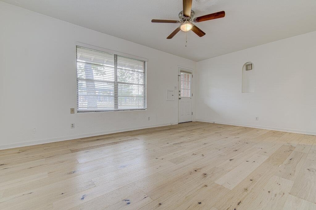1711 Brentwood St - Photo 3