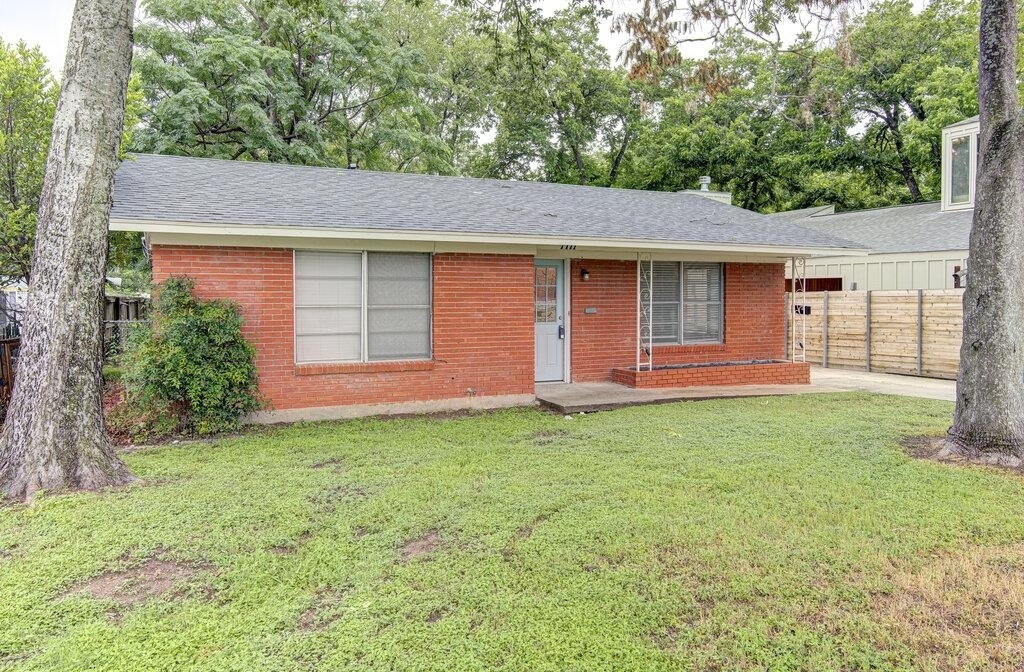 1711 Brentwood St - Photo 2