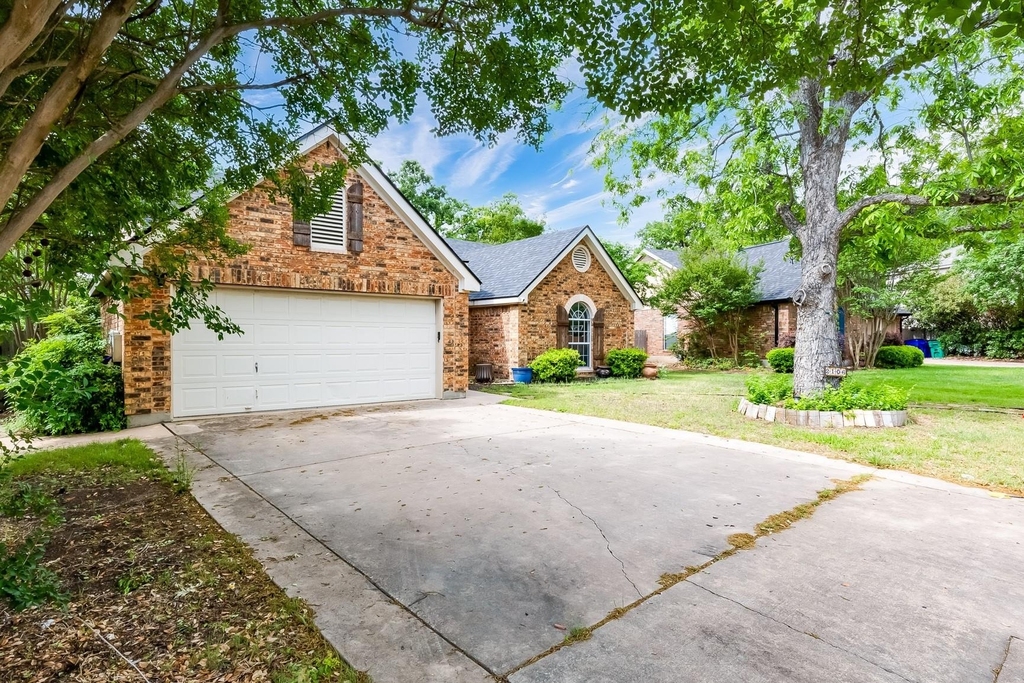 2106 Heather Dr - Photo 2