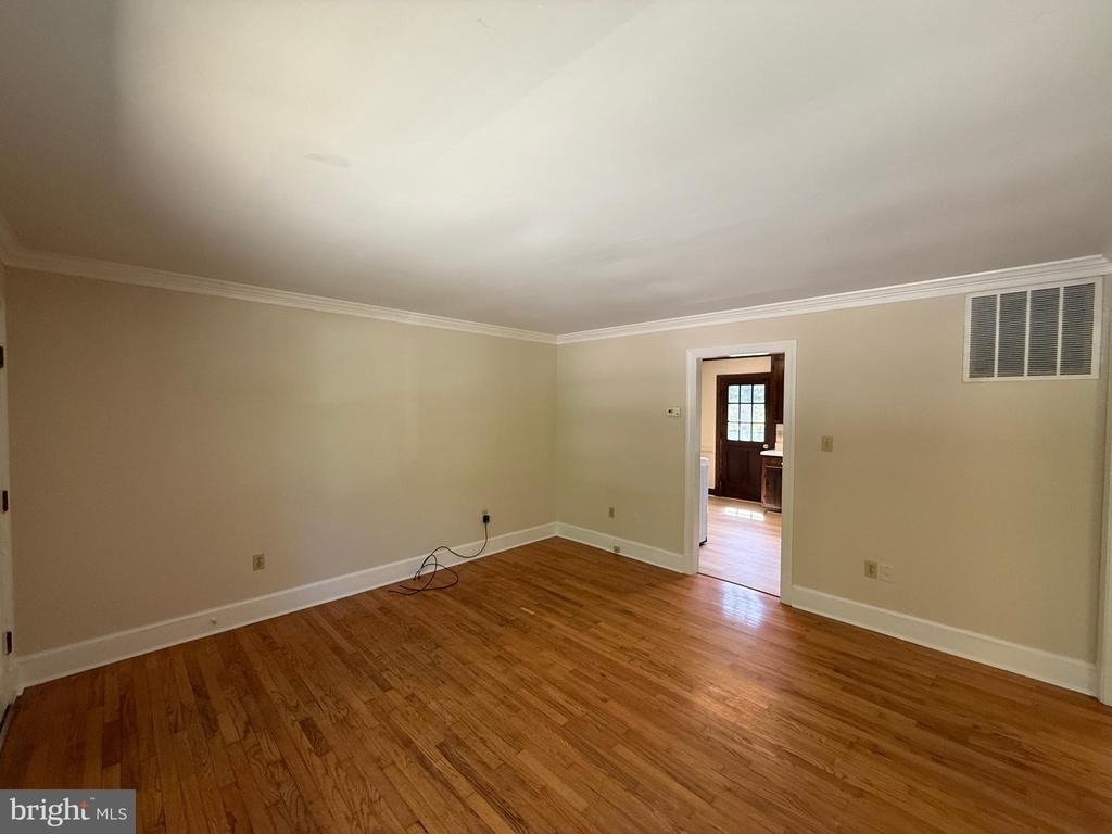 216 W Broaddus Avenue - Photo 2
