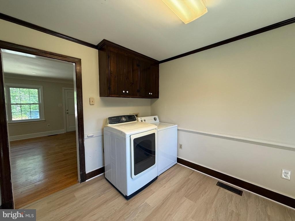 216 W Broaddus Avenue - Photo 9