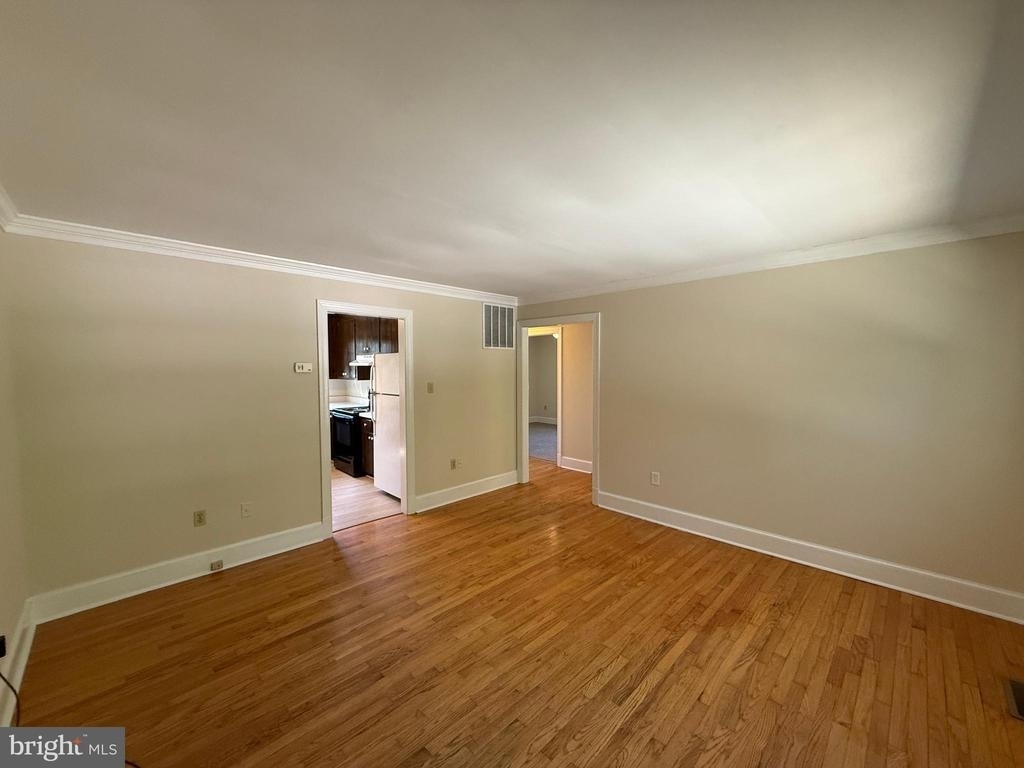 216 W Broaddus Avenue - Photo 3