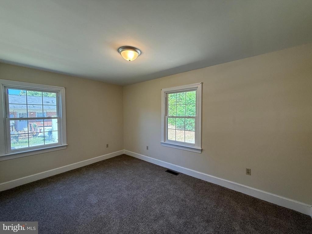 216 W Broaddus Avenue - Photo 10