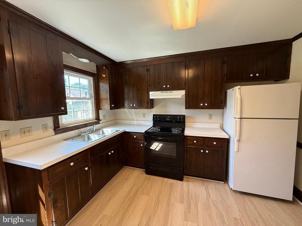 216 W Broaddus Avenue - Photo 7