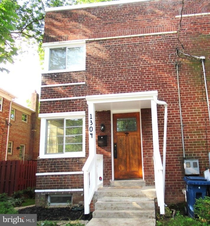 1304 Princess Street - Photo 0